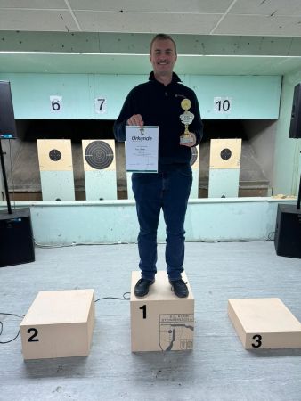 Max Stirner auf Siegerpodest