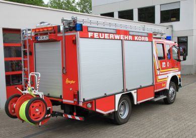 Löschgruppenfahrzeug (LF16/12) seitlich von hinten